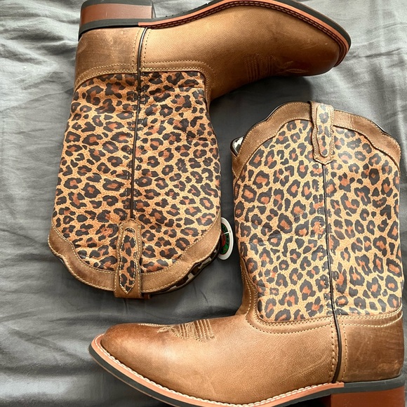 Laredo Women’s boots. Size 11. Leopard print tops. Never worn. In original box - Picture 3 of 6